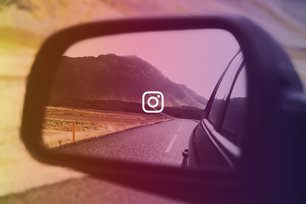 Imagem retrovisor de carro refletindo a estrada, e o logo do Instagram.
