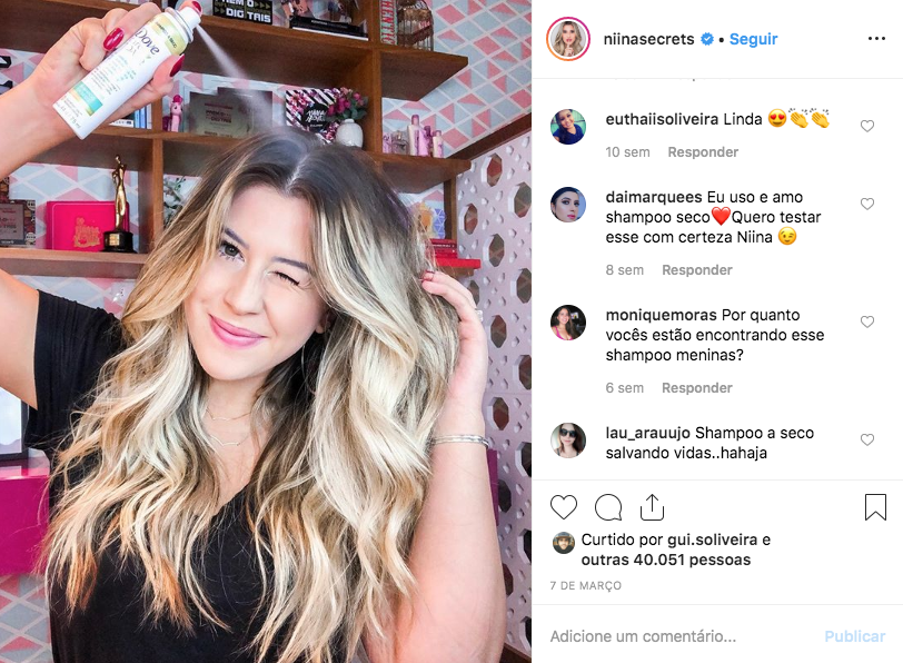 Captura de tela de foto publicada por Niina no Instagram. Ela aplica xampu seco em seu cabelo.