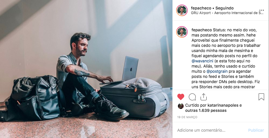 Captura de tela de foto publicada por Felipe Pacheco. Sentando no chão de aeroporto, usa o notebook.