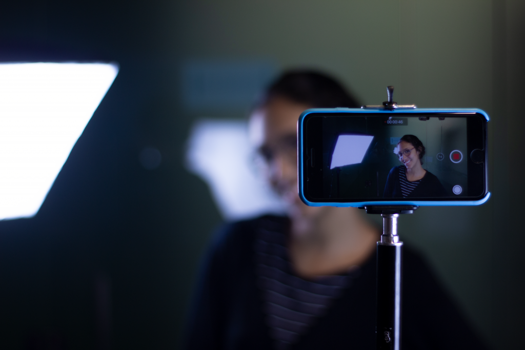Câmera filmando mulher em um estúdio