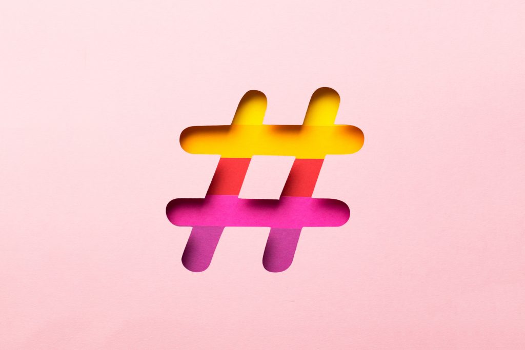 Símbolo do jogo da velha nas cores do Instagram em cima de um fundo rosa