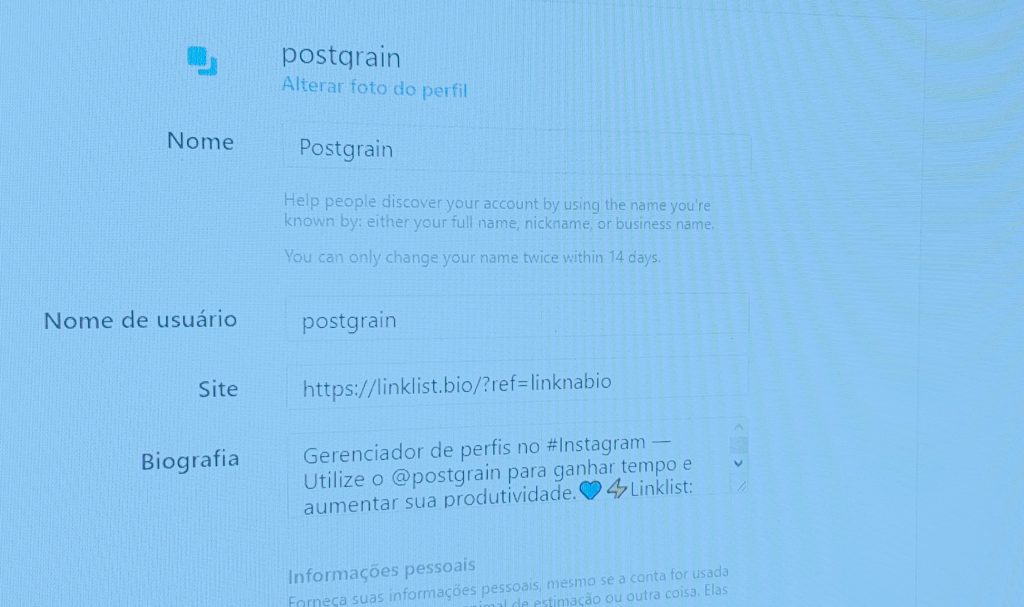 Tela de computador aberta nas configurações de perfil do Postgrain