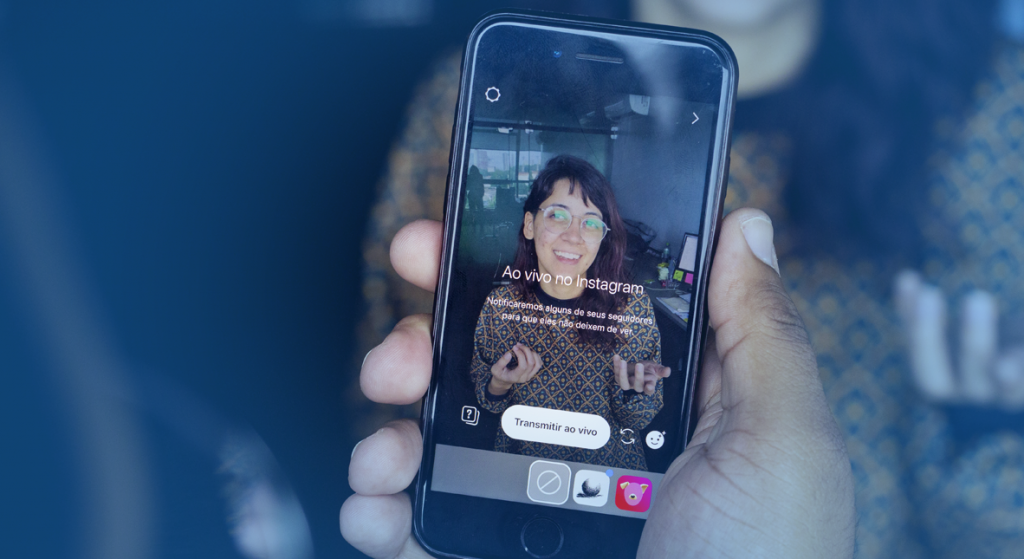 Pessoa filmando uma mulher sorrindo na aba "Transmitir ao vivo" do Instagram