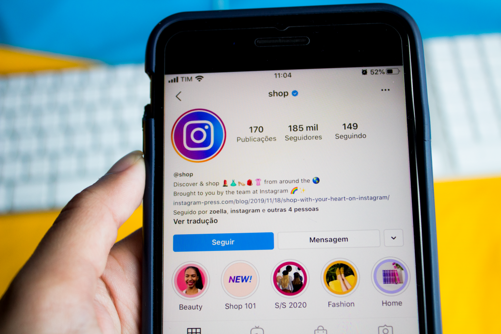 Celular aberto no perfil de shopping do Instagram