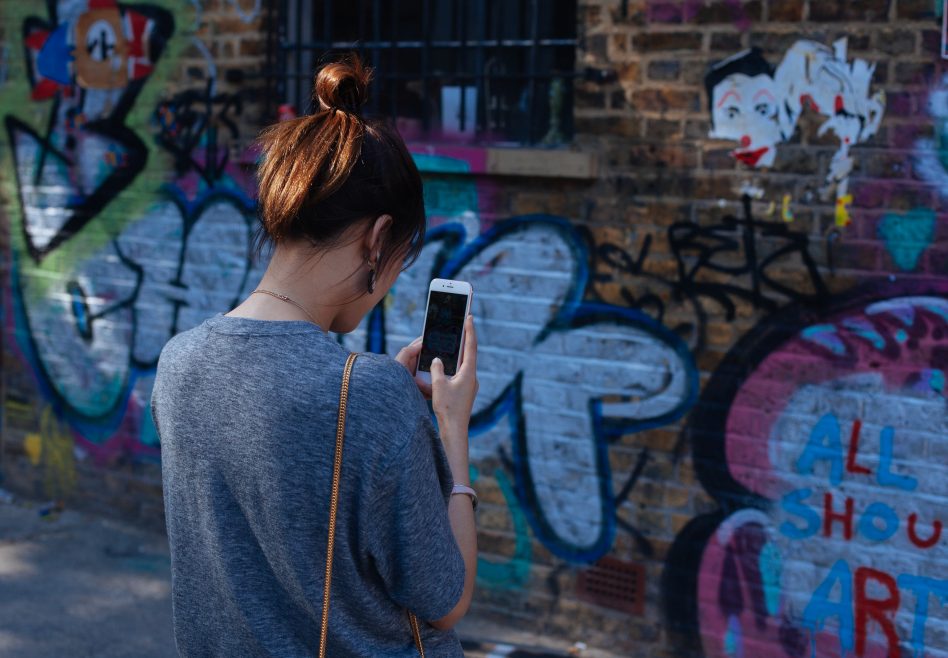 Menina tirando foto pra postar no Stories do Instagram