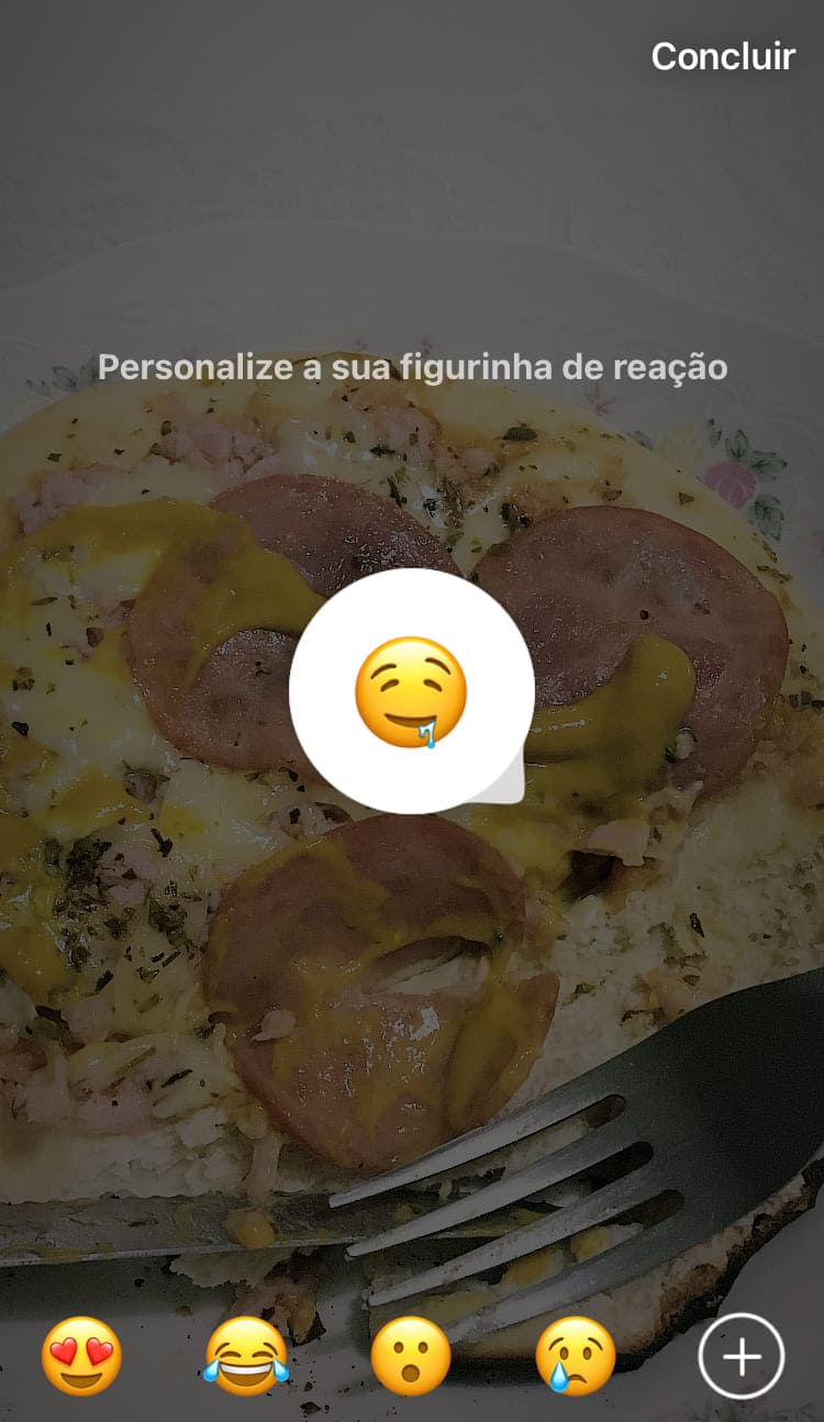 Figurinha reação Instagram Stories. Escolha qualquer um dos emoji existentes no app.