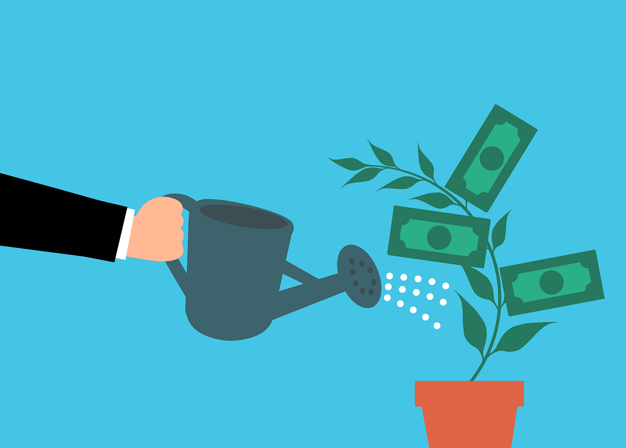 Medir o ROI - A imagem que ilustra o tópico tem um fundo azul claro, onde aparece uma mão segurando um regador que está aguando um jarro marrom com uma planta verde e algumas de suas folhas são simbolizadas com dinheiro. 