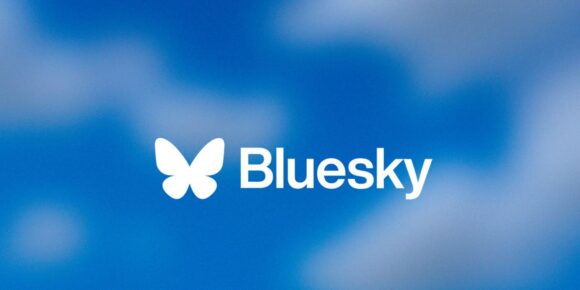 BlueSky Social - a imagem que ilustra o tema tem o fundo degradê nas cores azul e branco e, no meio, em destaque, tem o logotipo da rede social BlueSky com o ícone da borboleta na cor branca ao lado.