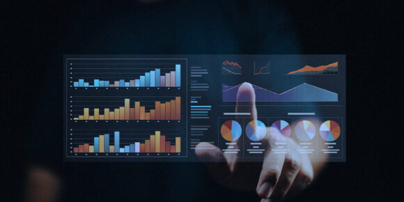 benchmarking eficaz - a imagem que ilustra o tema tem o fundo escuro de onde surge uma mão clicando num painel cheio de gráficos.