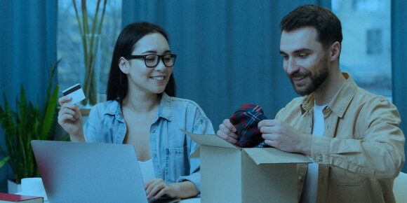 Dois empreendedores fazendo o planejamento para o E-commerce além da sazonalidade