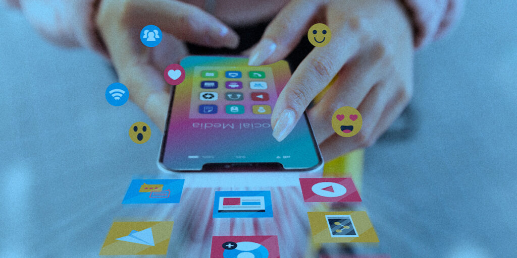 Pessoa mexendo no celular