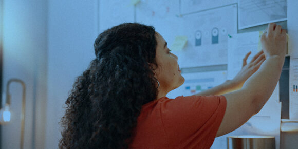 Mulher estudando infográficos.