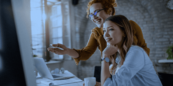 Duas mulheres conversando sobre marketing holístico
