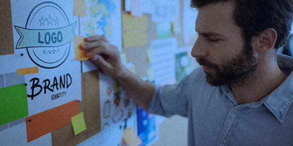 Homem mexendo num quadro sobre posicionamento de marca